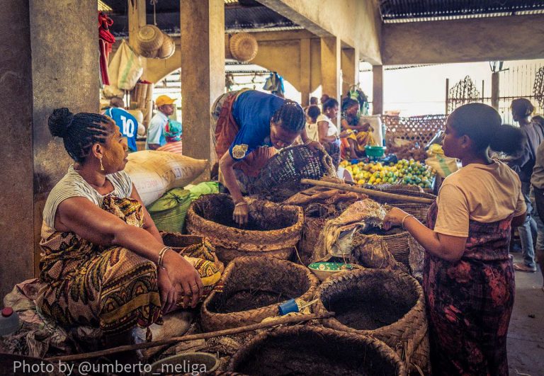 Mercato di Hell-Ville, dove si vendono una varietà di frutta e spezie. Il mercato ha un ingresso giallo ed è visitato da molti turisti di Nosy Be. Fa parte del nostro tour di Immersione Culturale a Nosy Be
